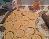 Foto del paso 5 de la receta: Alfajores de limón rellenos con dulce de leche y corazón de ganache de chocolate