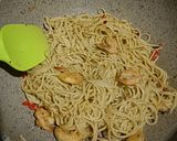 Foto langkah ke 5 dari resep Spagheti Kari Hijau Instan Udang Telur.