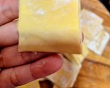 Hình bước làm 1 của món Lá hoành thánh chiên giòn lắc phô mai
