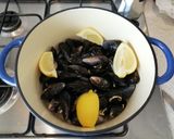 A picture of step 2 of Steamed lemon mussels.