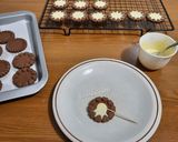 Foto del passaggio 13 della ricetta Biscotti gioiello al cacao