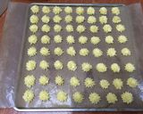 Foto langkah ke 4 dari resep Kue Sagu keju.