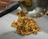 Foto del paso 7 de la receta: Granola sin gluten de quinoa hinchada con almendras y ciruelas
