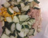 Foto del passaggio 3 della ricetta 125👩🏻‍🍳Insalata di Riso con Cetriolo, Tonno e Mais