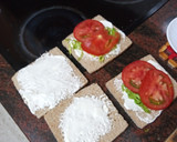 Foto del paso 2 de la receta: Sándwich de pechuga de pavo, tomate y lechuga con mayonesa
