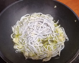 Foto del paso 2 de la receta: Bacalao con gulas y huevo frito