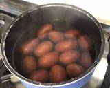 Une image de l'étape 2 de Salade surprise de pommes de terre aux tomates cerises, petits oignons blancs et lomo fumé.