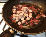 Foto del paso 4 de la receta: Guisantes salteados con jamón, huevos de codorniz y salchichas