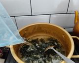 Foto langkah ke 3 dari resep Sup Rumput Laut Teri Nasi.