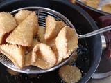 كورنيه السمسم باللبنة