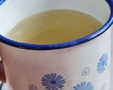 Foto del paso 3 de la receta: Infusión de manzanilla (camomila) con limón 🍋