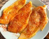 Foto del paso 1 de la receta: Filetes de pollo al pimentón con huevos fritos