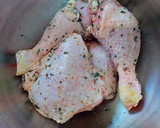 Foto del paso 4 de la receta: Cuartos traseros de pollo asados al horno con patatas nuevas