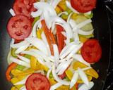 Foto del paso 4 de la receta: Lubina al horno con guarnición🐟🐟🐟🍅🍅🥔🥔🧅🧅