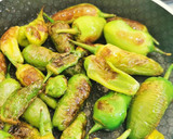 Foto del paso 2 de la receta: Tapa de Pimientos de Padrón con Anchoas