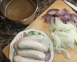 Foto del paso 1 de la receta: Salchichas con salsa de cebollas variadas al vino