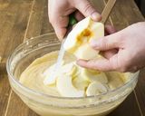 Foto del passaggio 3 della ricetta Torta rovesciata a cuore con mele e yogurt