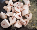 Foto del paso 1 de la receta: Arroz integral salteado con espinacas, champiñones