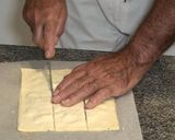 Foto del paso 5 de la receta Trenza de hojaldre rellena de crema y frutos secos