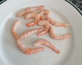 Foto del paso 2 de la receta: Calamares guisados con gambas y guisantes