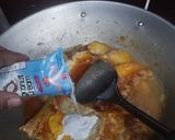 Foto langkah ke 4 dari resep Balado telur dan ubi kuah santan kental.