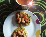 Foto del paso 8 de la receta: Tostas de patacón con guacamole y gambas