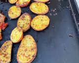 Une image de l'étape 5 de Pommes de terre rouges grillées aux épices et origan.