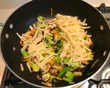 A picture of step 4 of Mixed seafood fried rice noodles.