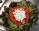 Une image de l'étape 8 de Salade aux tomates, feta, oignon italien et pistaches.
