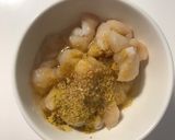 Hình bước làm 1 của món Mì than tre sò điệp xào bơ tỏi topping phomai rắc