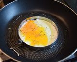 Tojásos-baconös sajtburger 🥚🥓🍔 recept fázis 3 fotója