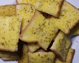 Foto langkah ke 3 dari resep Roti Panggang Oles Bawang Putih.