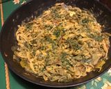 Une image de l'étape 4 de Fettuccines bicolores aux poireaux, bouillon de gambas, crème et persil (one pot pasta).