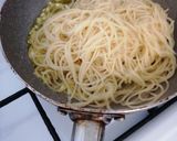 A picture of step 2 of Spaghetti Aglio olio peperoncino.