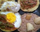 Foto del paso 6 de la receta: Huevo en tortilla y salsa de molcajete con nopalitos
