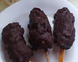 Foto del paso 2 de la receta: Palito Helado de Banana con Baño de Dulce de Leche, Cereales y Chocolate