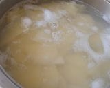 Foto del paso 1 de la receta: Tortilla de patatas con espinacas y piñones