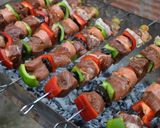 Foto del paso 7 de la receta: Fierritos de bondiola, chorizo y ciruela
