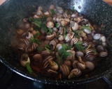 Foto del paso 7 de la receta: Conejo con rebollones (níscalos) y caracoles