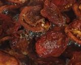 Foto del paso 1 de la receta: Tomates hidratados en oliva con albahaca y parmesano 
