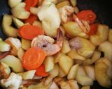 Foto langkah ke 3 dari resep Tumis timun udang.