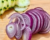 Hình bước làm 1 của món 🌱 Salad Dưa Leo, Hành Tây Tím