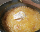 Foto del passaggio 4 della ricetta Risotto con zucca, gorgonzola, speck croccante e fonduta di gorgonzola