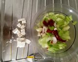 Foto del passaggio 2 della ricetta Insalata di fave crude con tonno, feta, cetriolo, ravanelli e olive nere