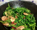 Foto langkah ke 3 dari resep Udang tumis kangkung Hasibuan.