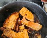 Hình bước làm 1 của món Cá hồi kho tiêu