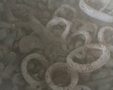 Foto del paso 3 de la receta: Fussili con habitas y calamares en su tinta