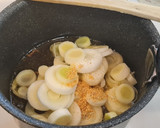 Foto del paso 6 de la receta: Rollitos de lomo a los dos jamones en salsa de setas