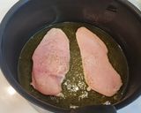 Foto del paso 2 de la receta: Pechuga de pollo con champiñones en salsa de quesitos