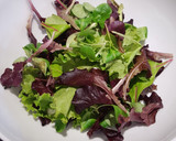Foto del paso 1 de la receta: Ensalada de brotes, granada, gorgonzola y semillas